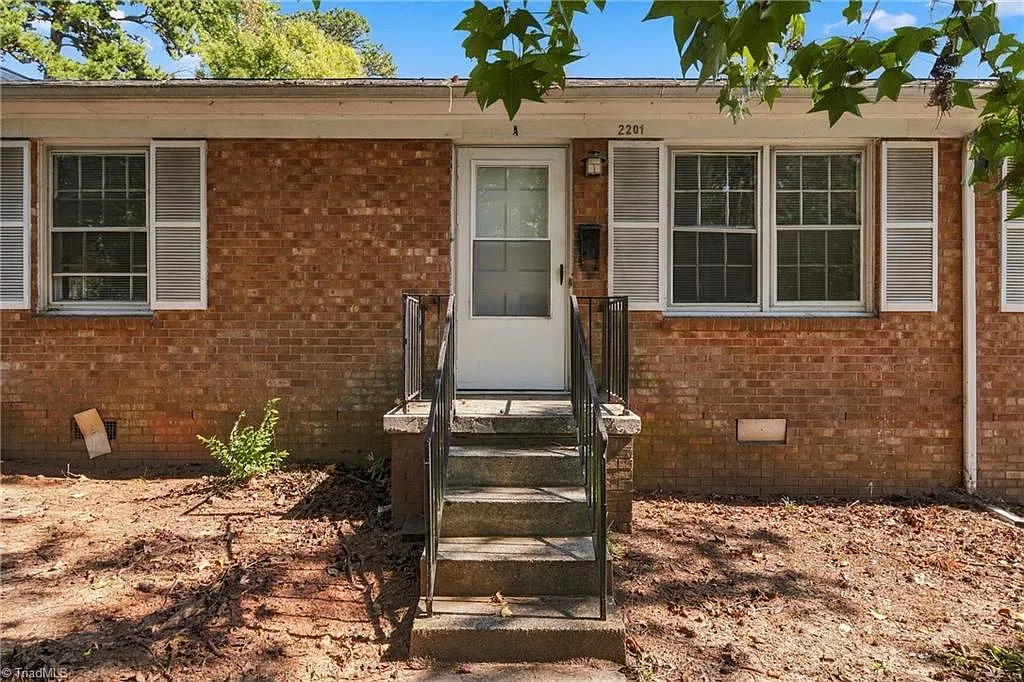 2 bed, 1.0 bath, 800 sqft, $1,050 — Photo 2