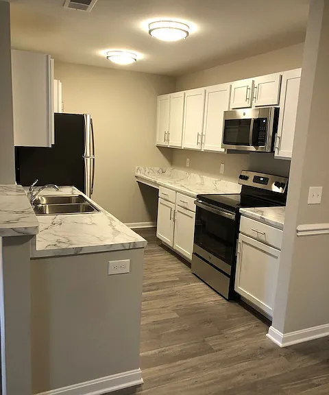 Crestwood Commons Apartments — Photo 11