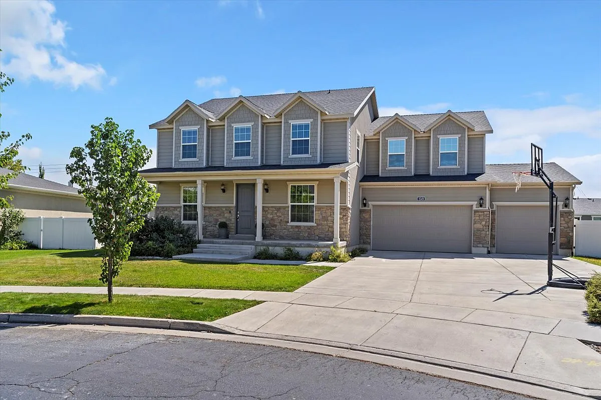 5 bed, 3.5 bath, 4500 sqft, $4,000 — Photo 1