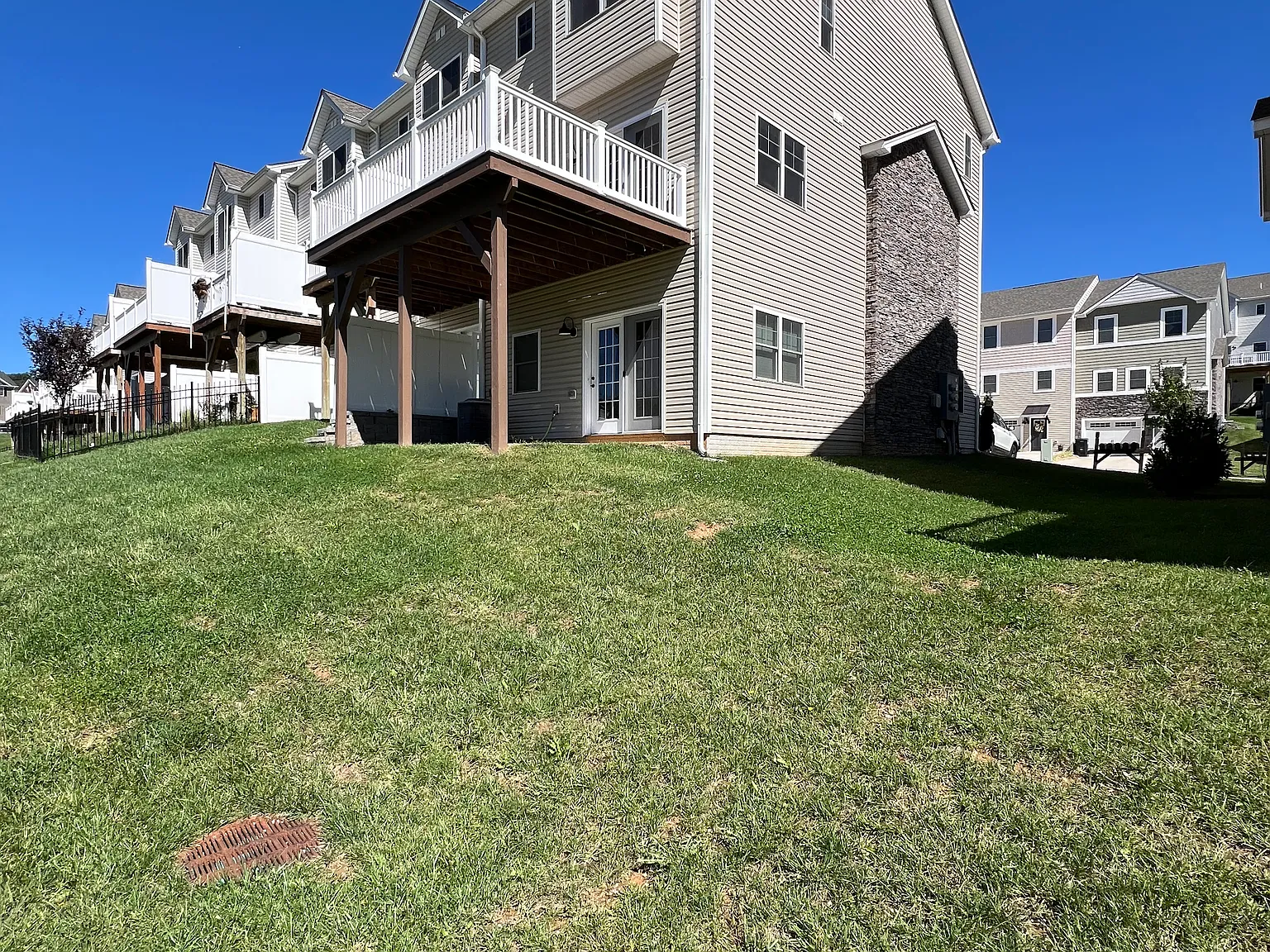 4 bed, 3.5 bath, 1900 sqft, $2,700 — Photo 2