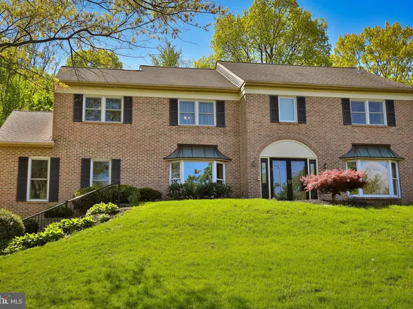 2093 Country Club Dr, Doylestown, PA 18901