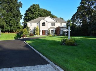 2 High Hedges Ct, Saint James, NY 11780