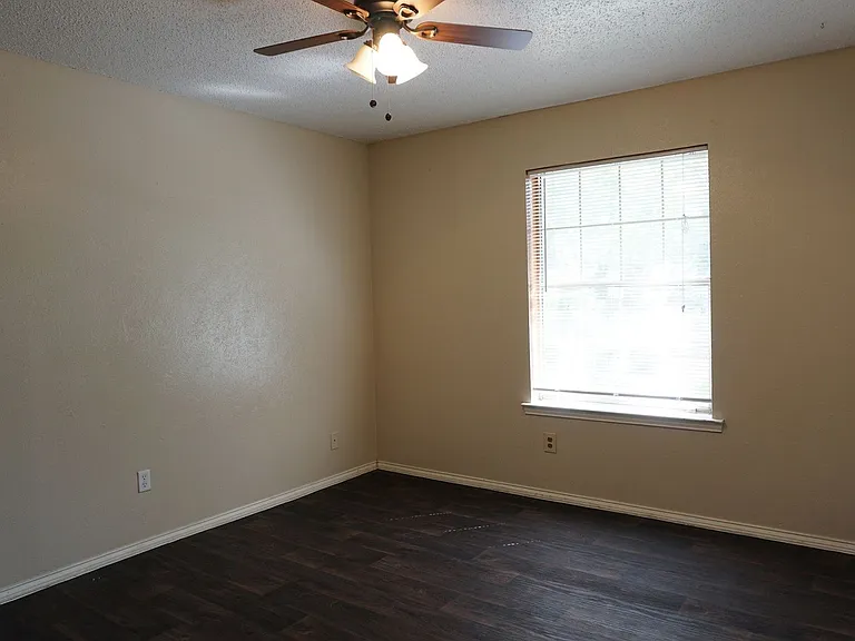 1827 Abshire Ln — Photo 12