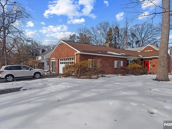 3rd image of 149 Allen St