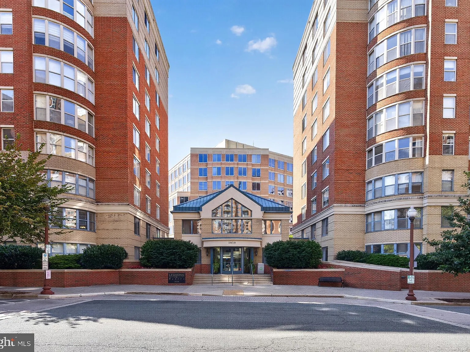 Lexington Square Condo — Photo 1