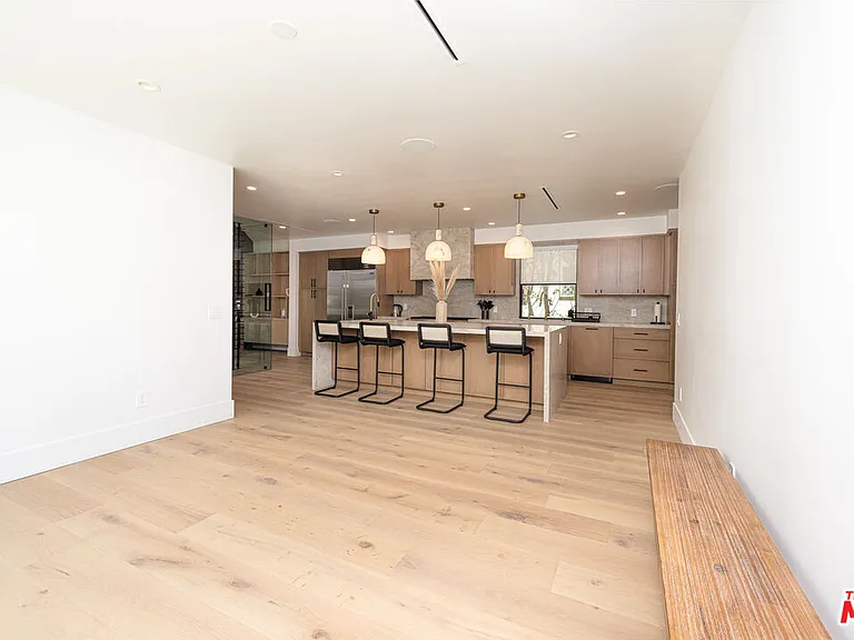 6380 Lindenhurst Ave — Photo 11