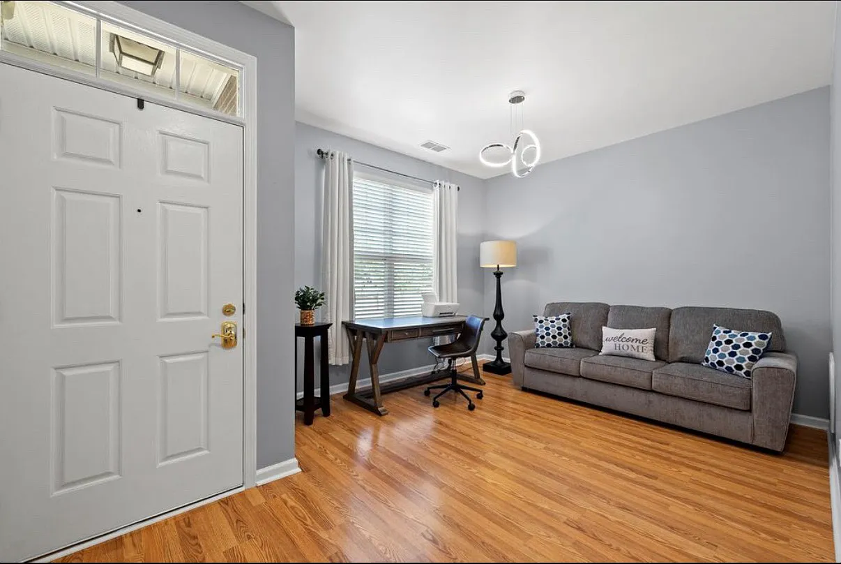 3 bed, 1823 sqft, $2,100 — Photo 4