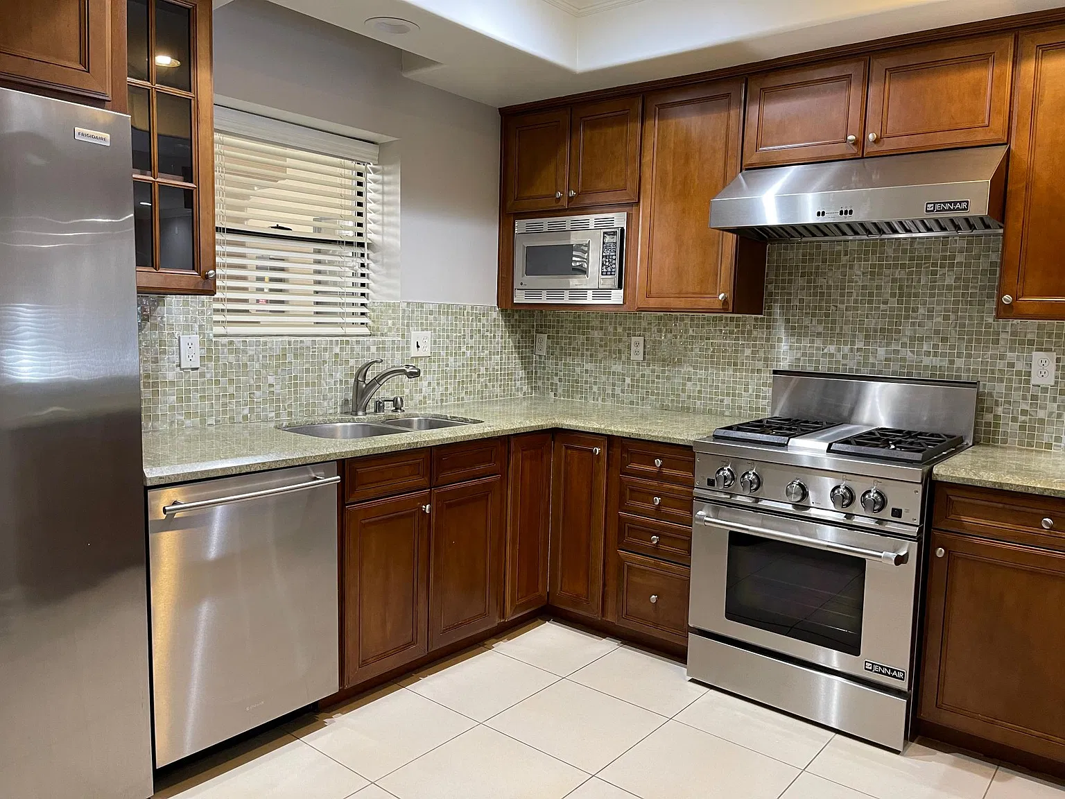 2 bed, 2.5 bath, 1440 sqft, $4,900 — Photo 4