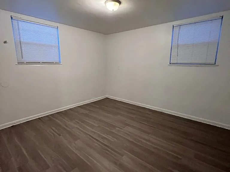 2 Bedroom 1 Bathroom in Delmar Parkway — Photo 6