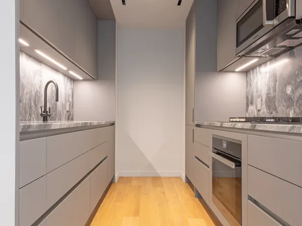 547 West 47th Street image 4 of 20