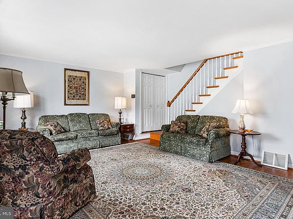 4th image of 321 Holt Ln