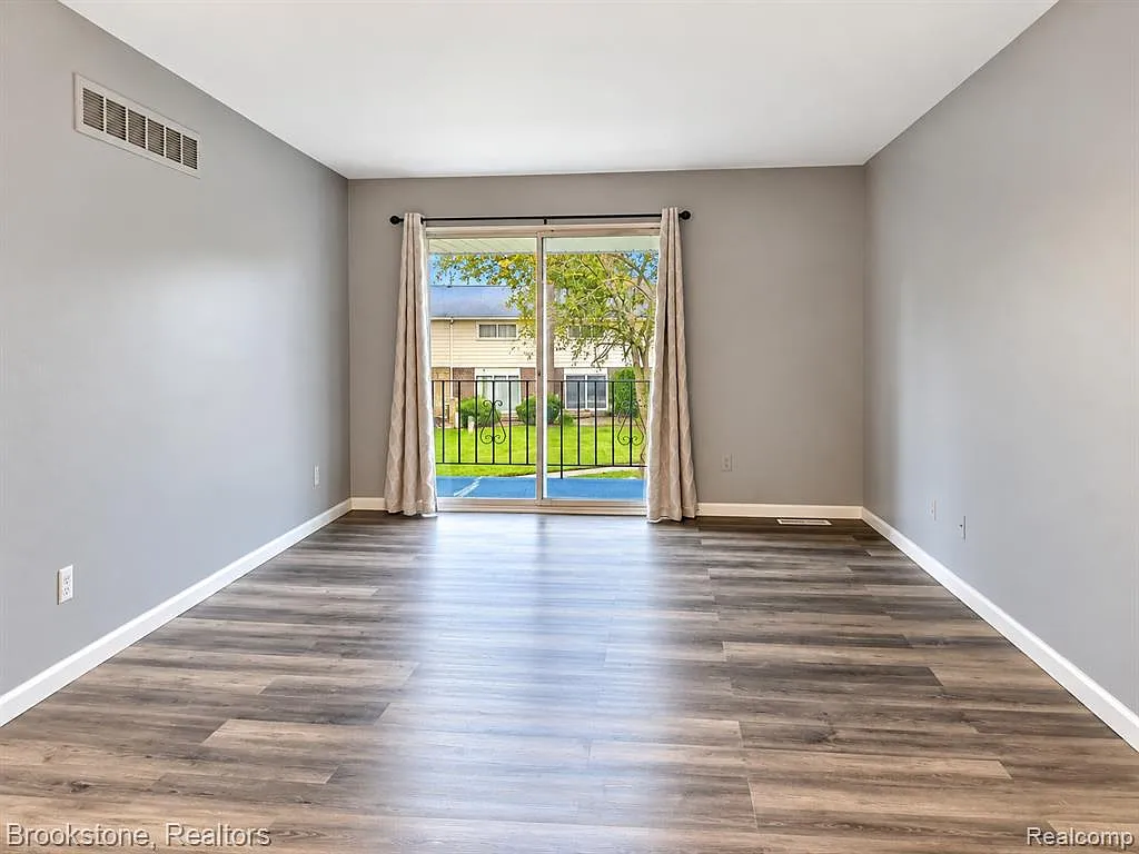 2 bed, 1.5 bath, 900 sqft, $1,300 — Photo 3