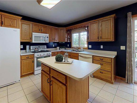 3rd image of 2932 Woodview Dr