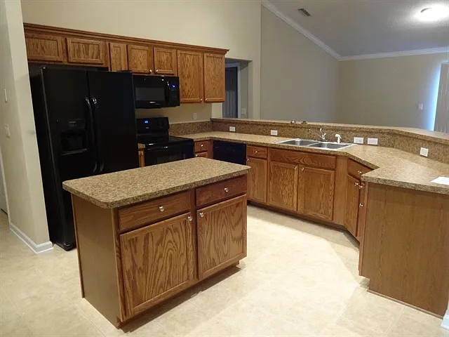 3 bed, 2.0 bath, 1823 sqft, $2,120 — Photo 2