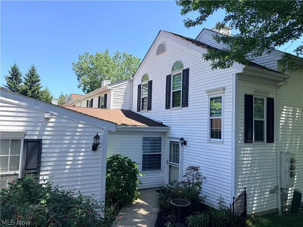 7121 W Cross Creek Trl, Brecksville, OH 44141