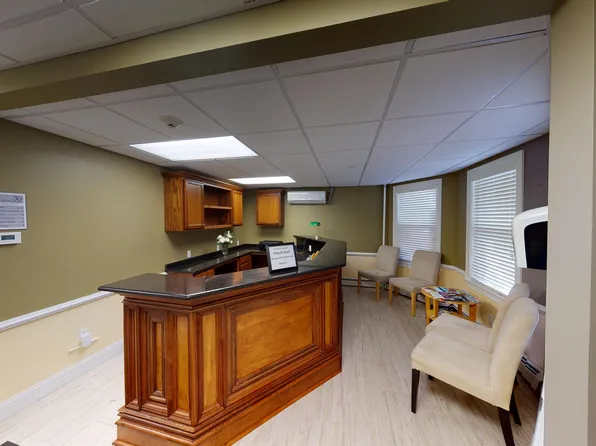 34 Rolfe Sq Suite 4, Cranston, RI 02910