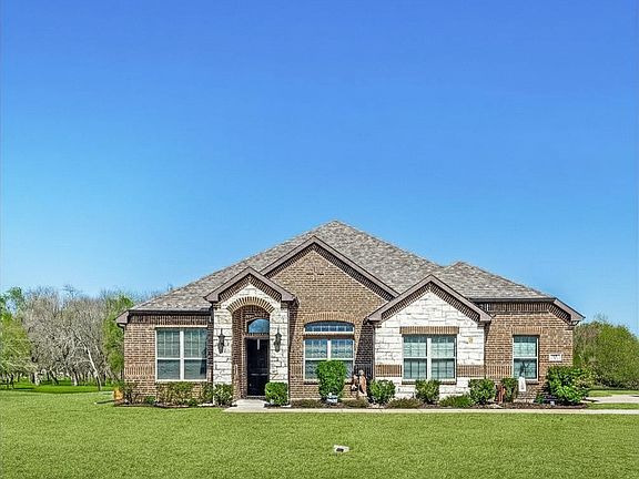3rd image of 747 Hickory Ln