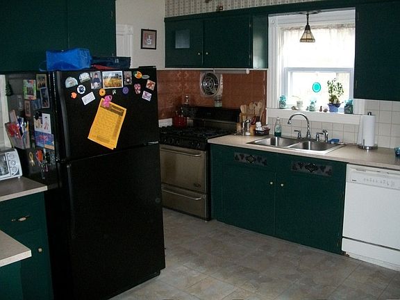 eik w/stainless appliances