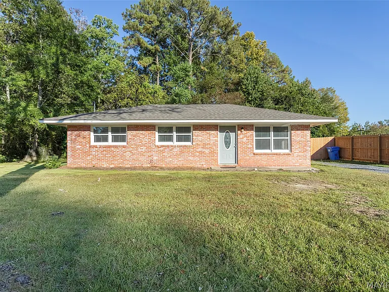 221 Moncrief St — Photo 1