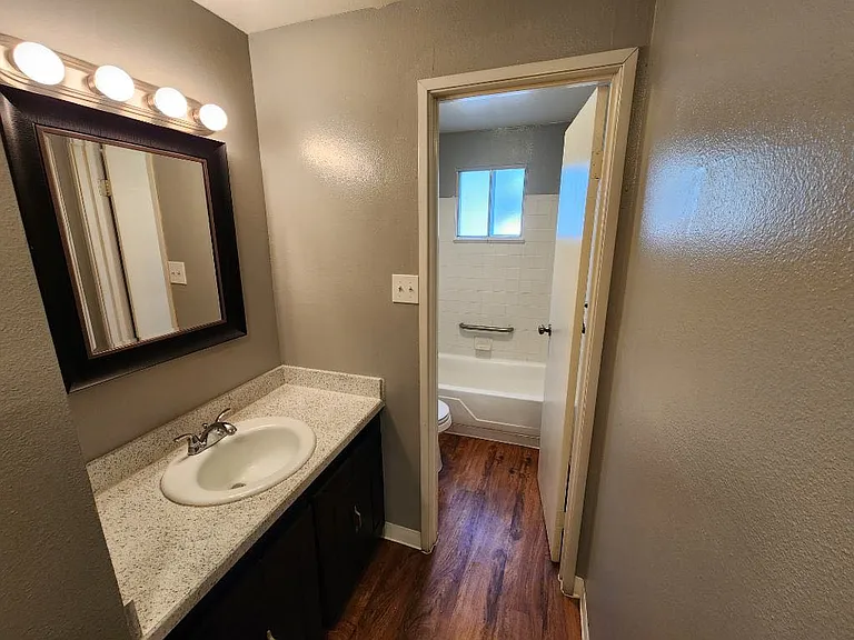 Crestview Apartments — Photo 32