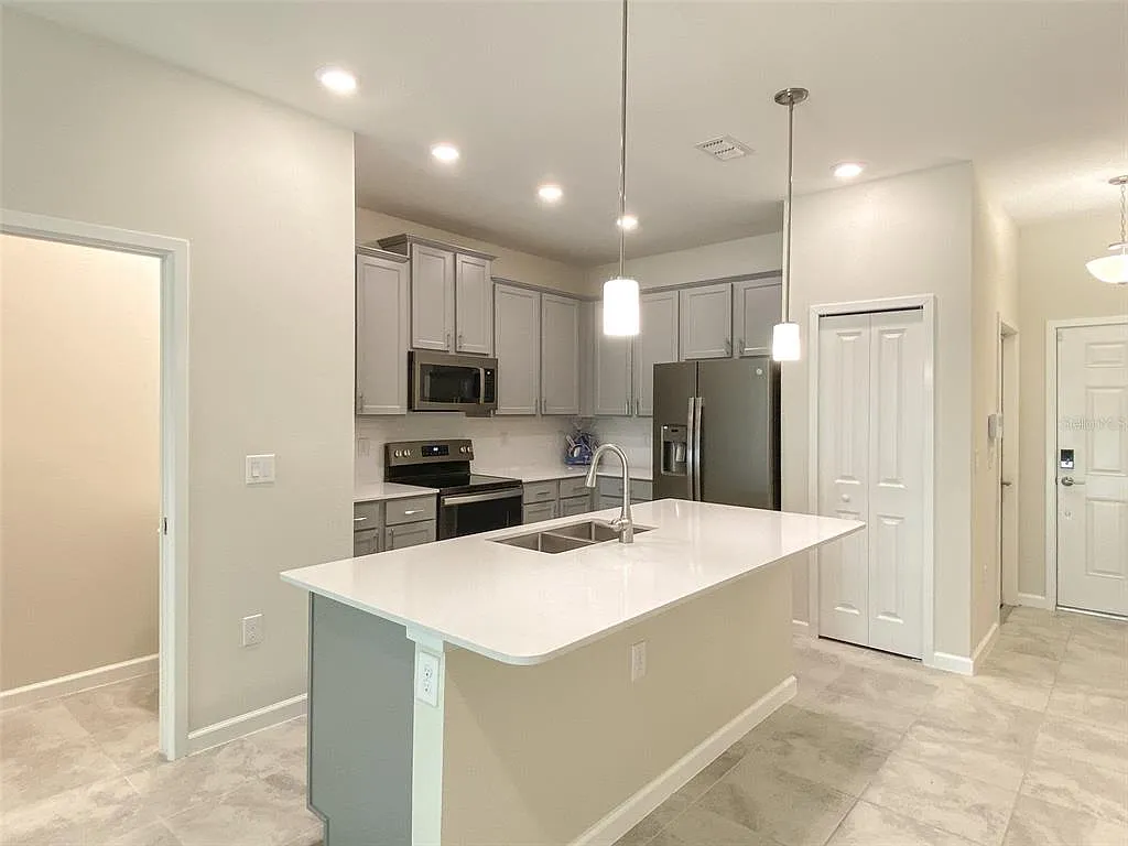 3 bed, 2.5 bath, 1300 sqft, $2,100 — Photo 4