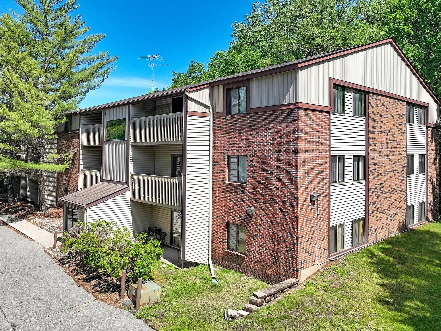 Summit Ave Apartments — Photo 1