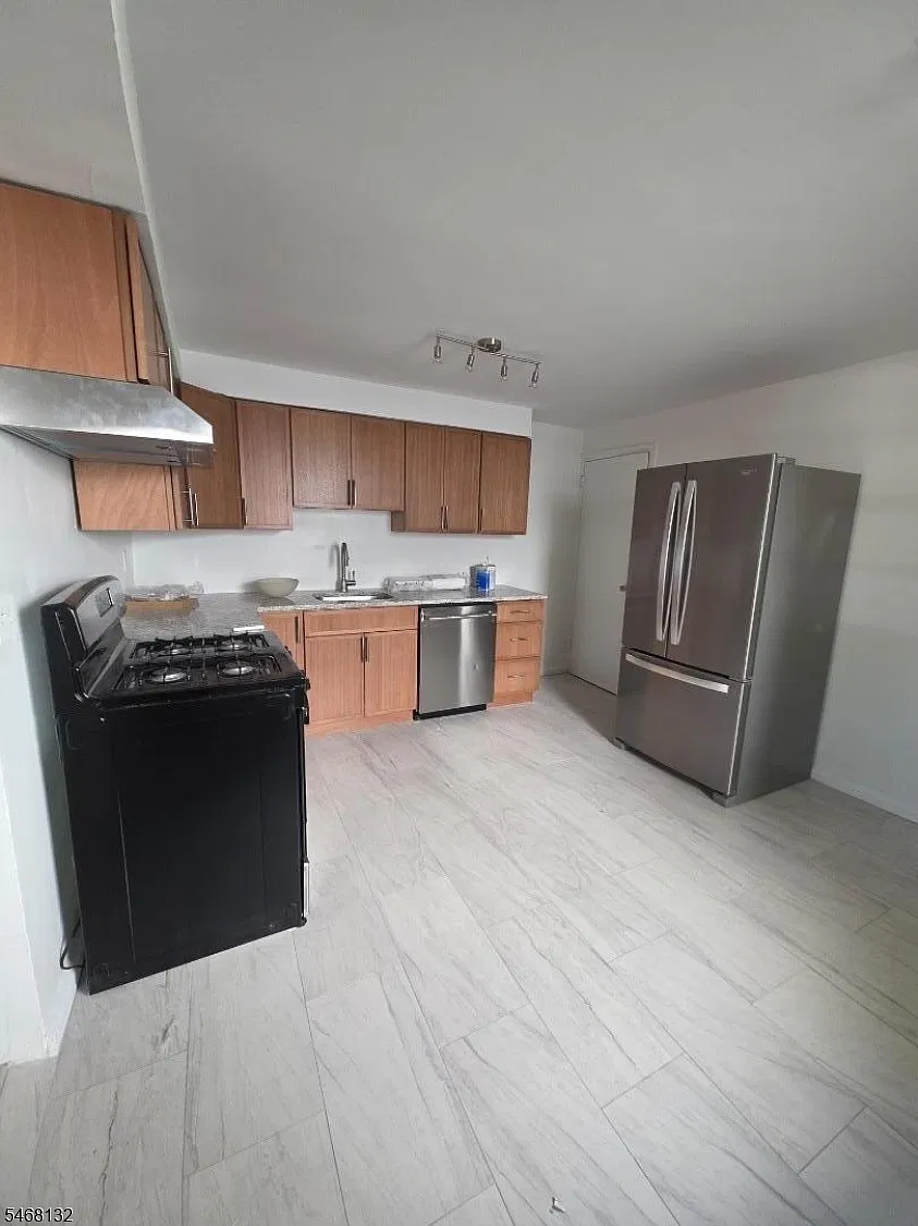 3 bed, 2.0 bath, $3,400 — Photo 3