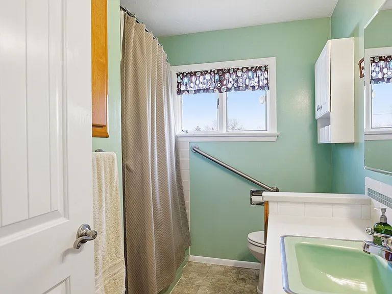 814 Stuart St — Photo 10