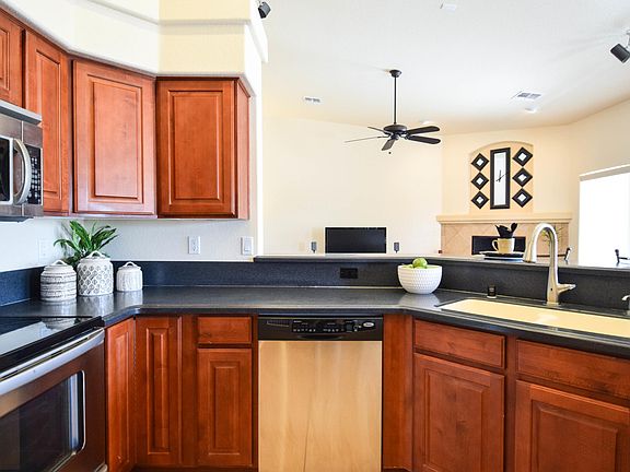 3rd image of 3122 Iroquois Dr