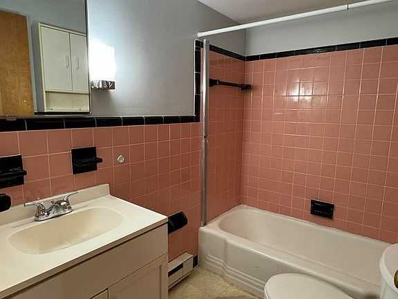 5th image of 2511 Woodlawn St APT 2