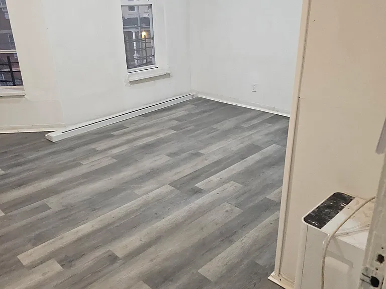 916 Bryant Ave — Photo 3
