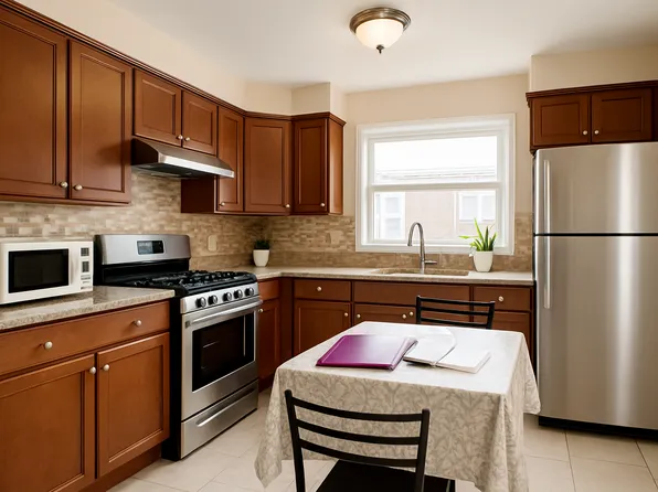 422 Cromwell Avenue image 4 of 16