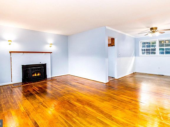 4th image of 1023 Mountain Top Dr