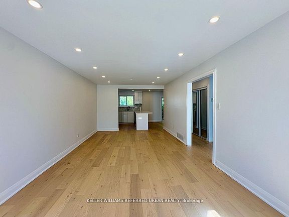 3rd image of 906 Marinet Cres