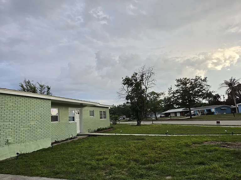 305 SE Airoso Blvd — Photo 35