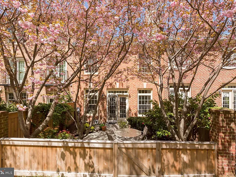 4062 Mansion Dr NW — Photo 4