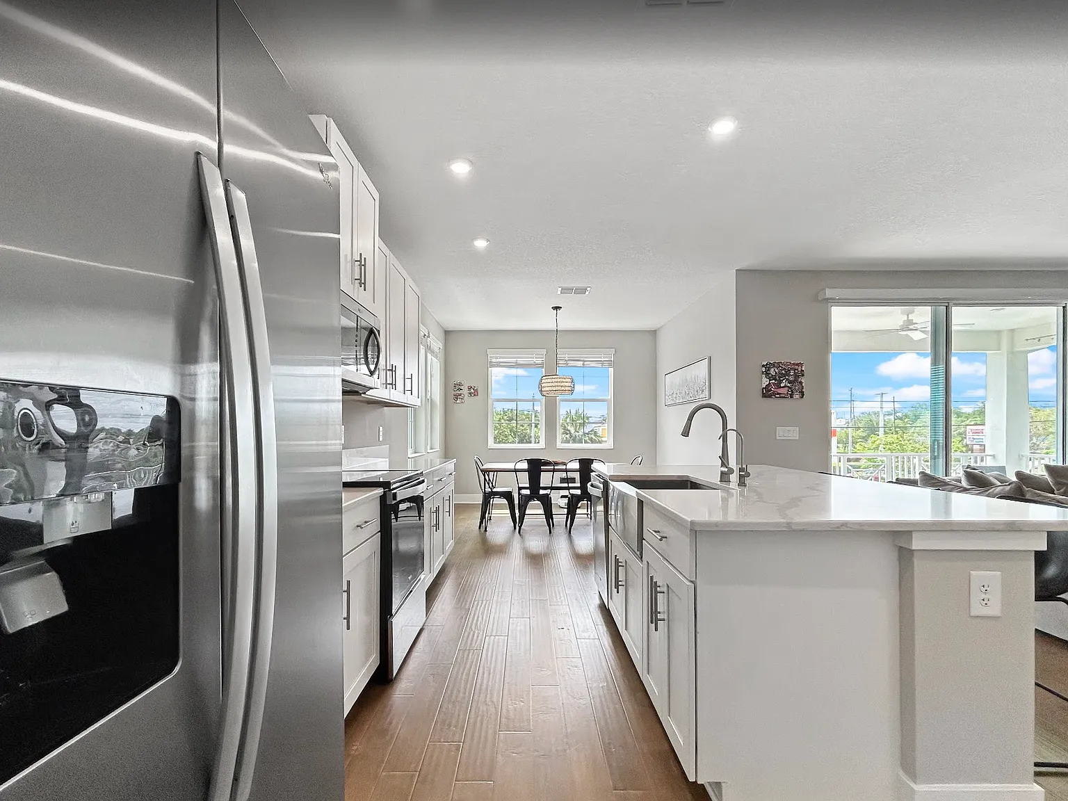 4 bed, 2412 sqft, $6,750 — Photo 4