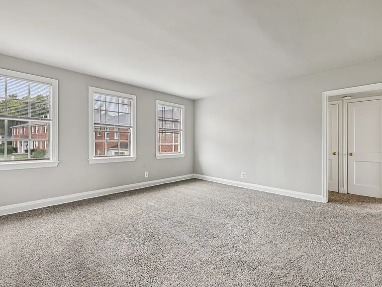 Oaklee Village Apartments — Photo 30
