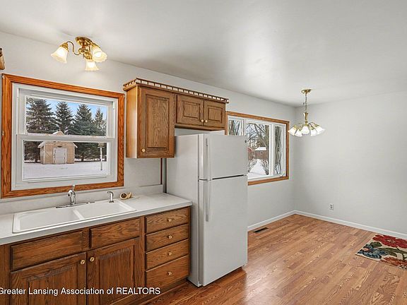 5th image of 230 Elizabeth Dr