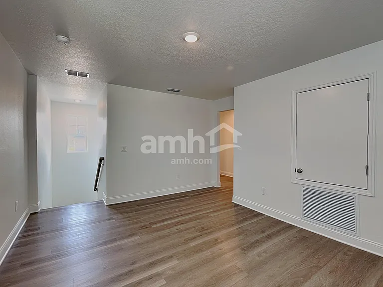 16393 Aubergine Aly — Photo 8