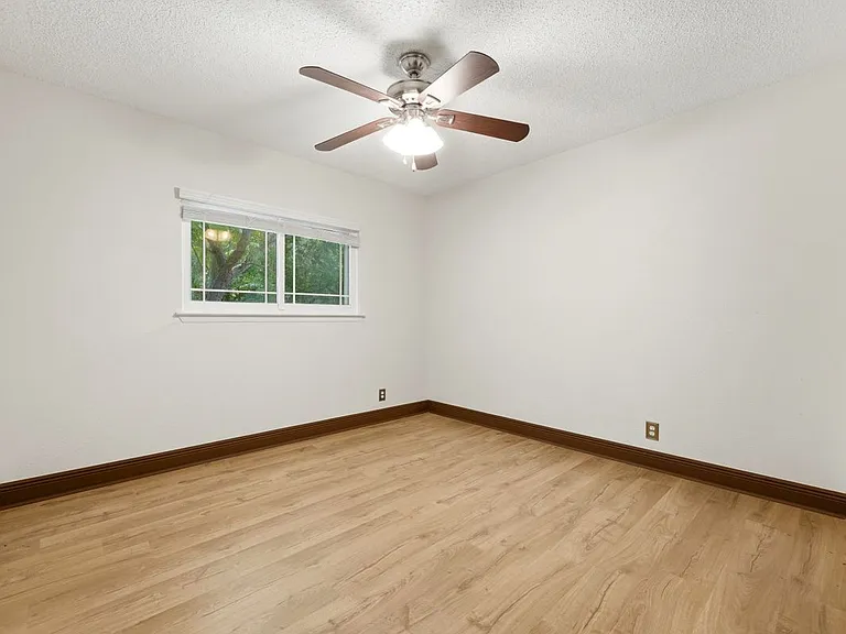 1114 Churing Dr — Photo 17
