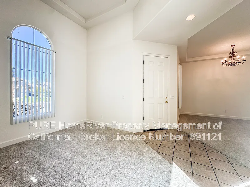 3 bed, 2.0 bath, 1911 sqft, $2,795 — Photo 3