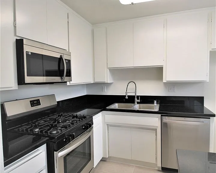 14945 Moorpark St — Photo 13