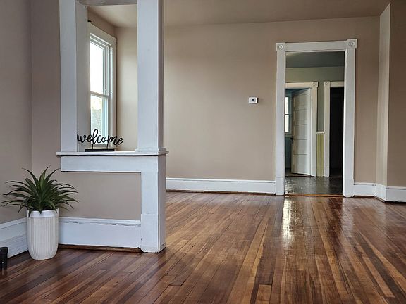 Look at those hardwood floors!