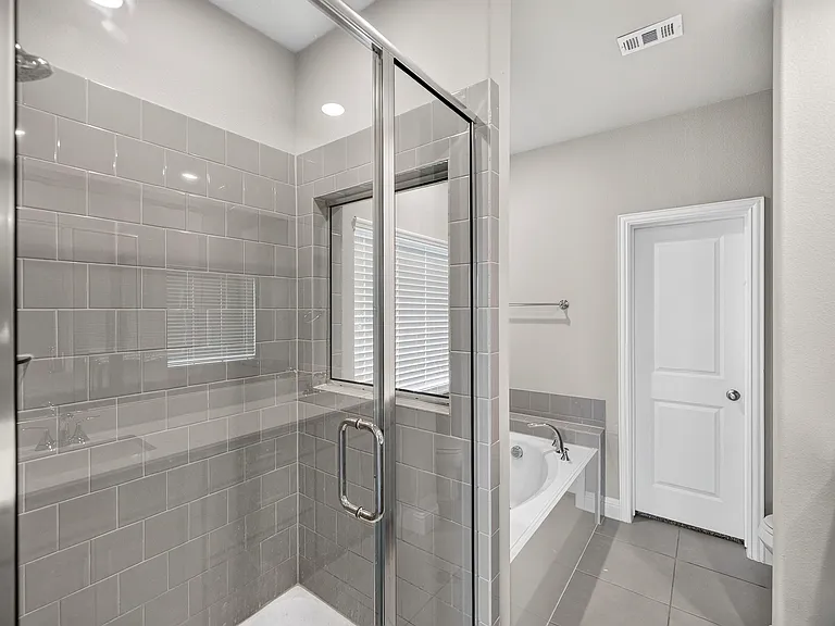 Large showing and soaking tub