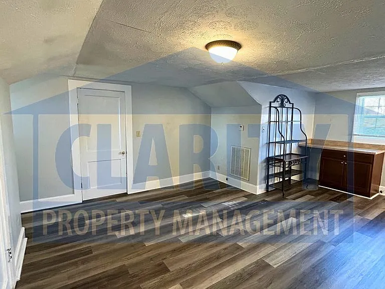 225 1/4 20th St NE — Photo 4