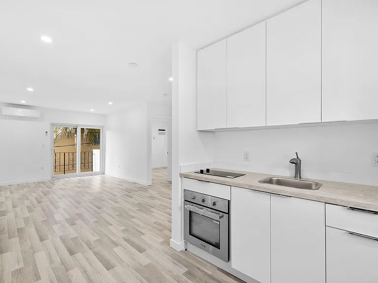 112 SW 11th Ave #3 — Photo 7
