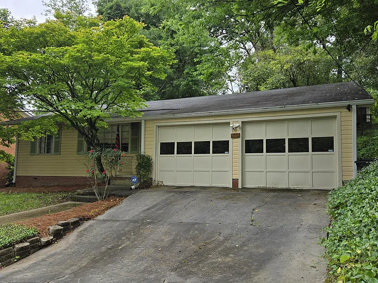1119 Manship St — Photo 2