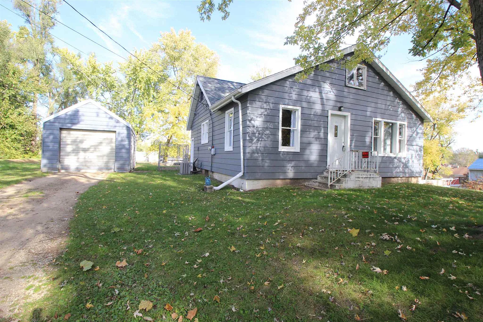 1321 Black St photo 1