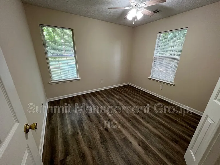 555 Cowan Rd — Photo 17
